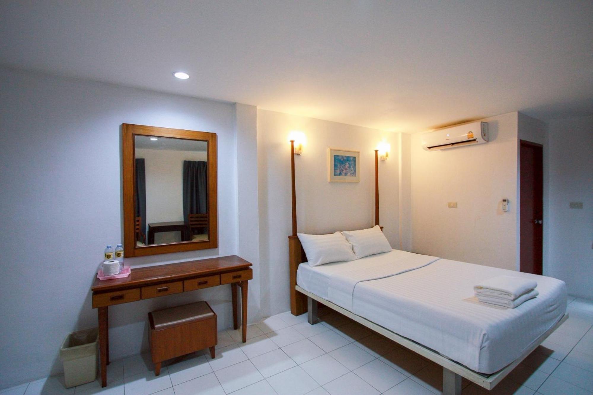 18 Coins Cafe&Hostel Pattaya Værelse billede