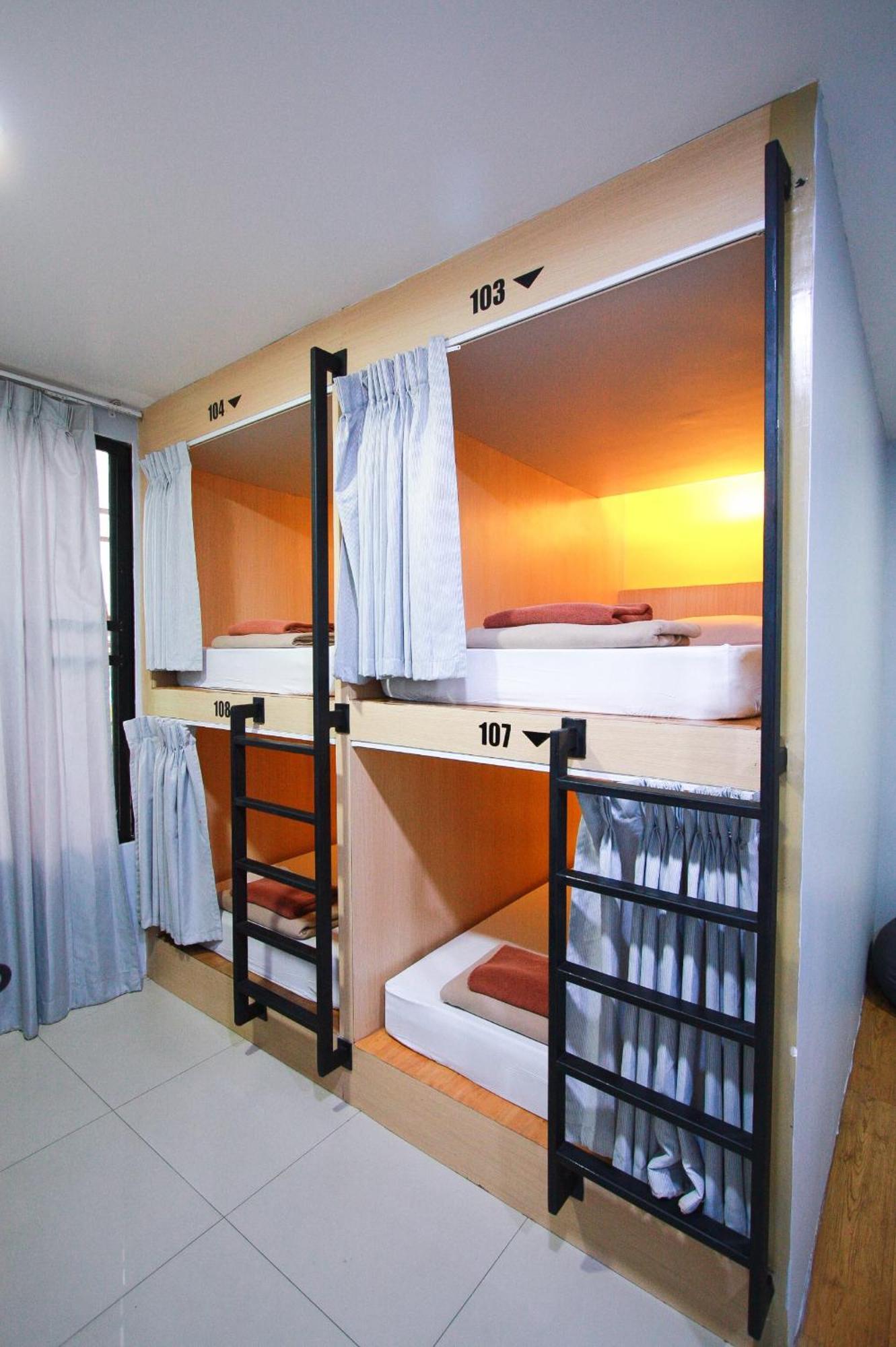 18 Coins Cafe&Hostel Pattaya Værelse billede